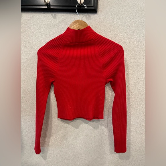 Alice + Olivia Irena Cropped Mock Neck - Picture 3 of 5